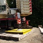 600 tonner set up on large outrigger pads and ready to swing out and be set.
